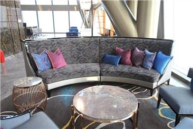 ठोस फ्रेम और असबाब के साथ होटल टू-सीटर सोफा