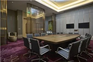 होटल की विभिन्न सामग्री बैठक की मेज